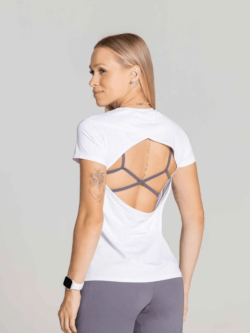 Blusa Manga Curta com Decote nas Costas