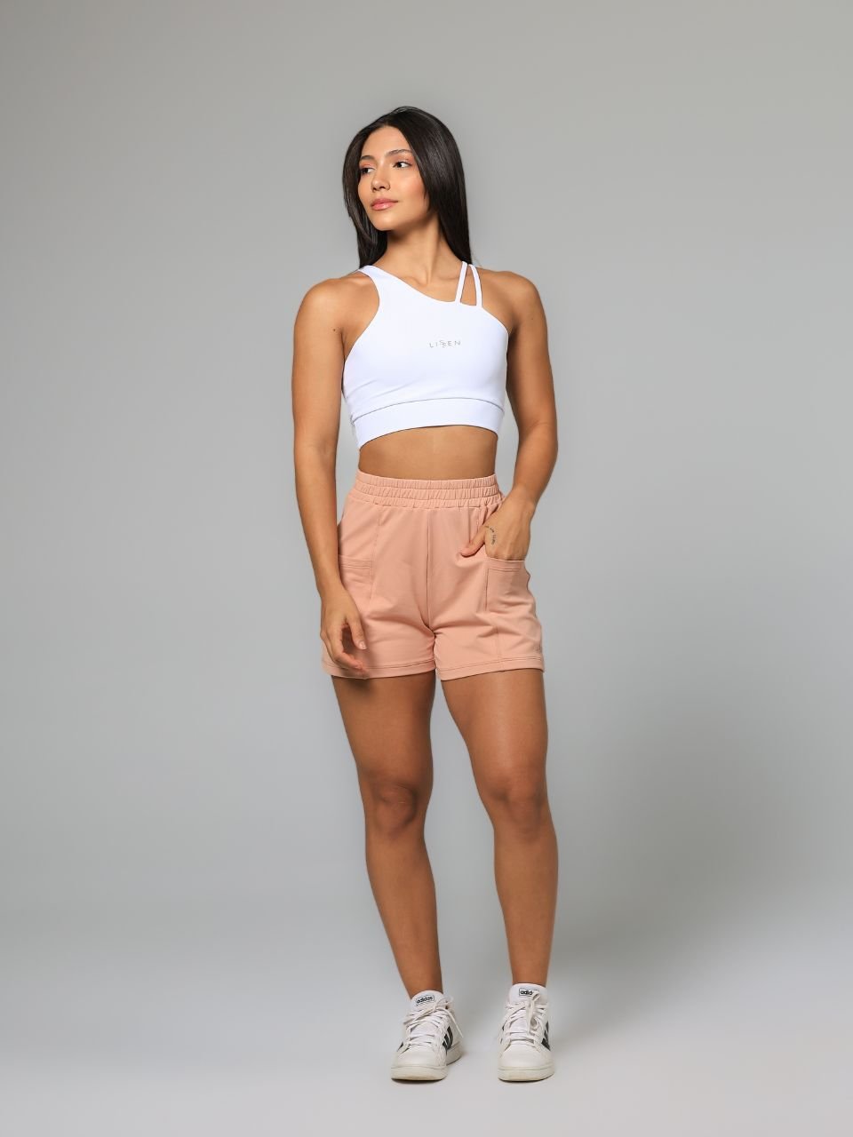 Short feminino comfy com elástico na cintura e bolsos frontais