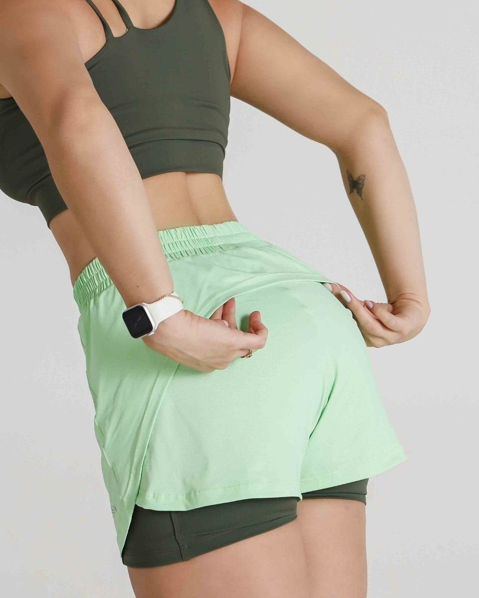 Short fitness com bermuda interna e bolsos laterais