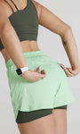 Short fitness com bermuda interna e bolsos laterais