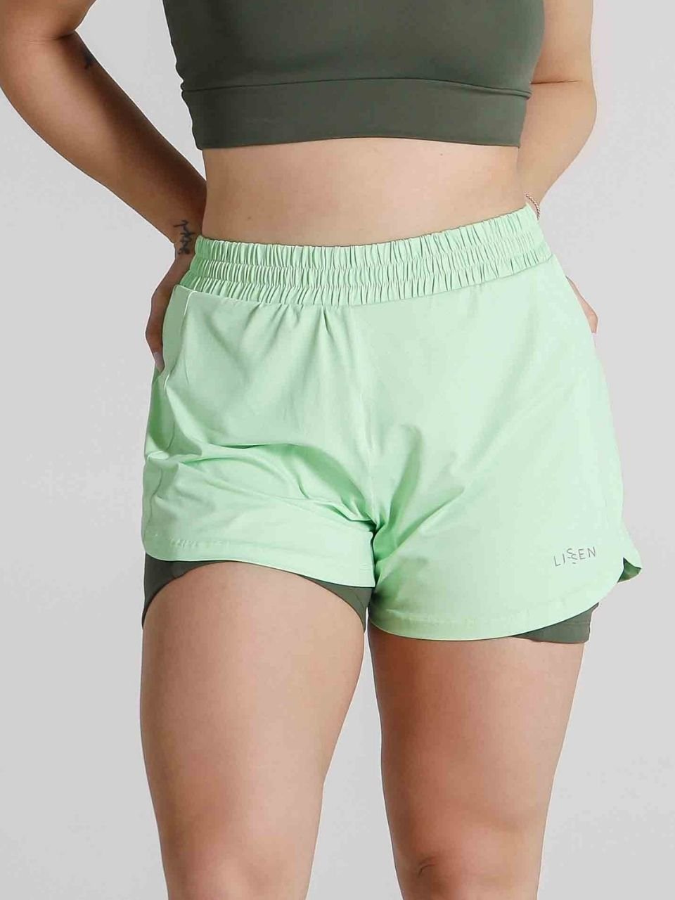 Short fitness com bermuda interna e bolsos laterais