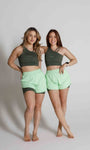 Short fitness com bermuda interna e bolsos laterais