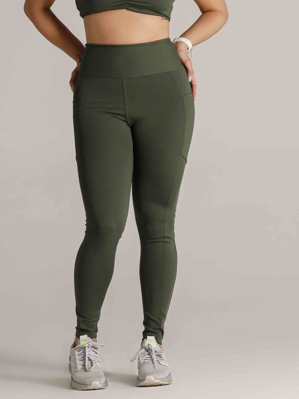 Legging fitness de média comprensão com dois bolsos laterais