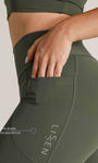 Legging fitness de média comprensão com dois bolsos laterais