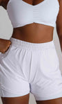 Short fitness com bermuda interna e bolsos laterais