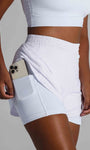 Short fitness com bermuda interna e bolsos laterais