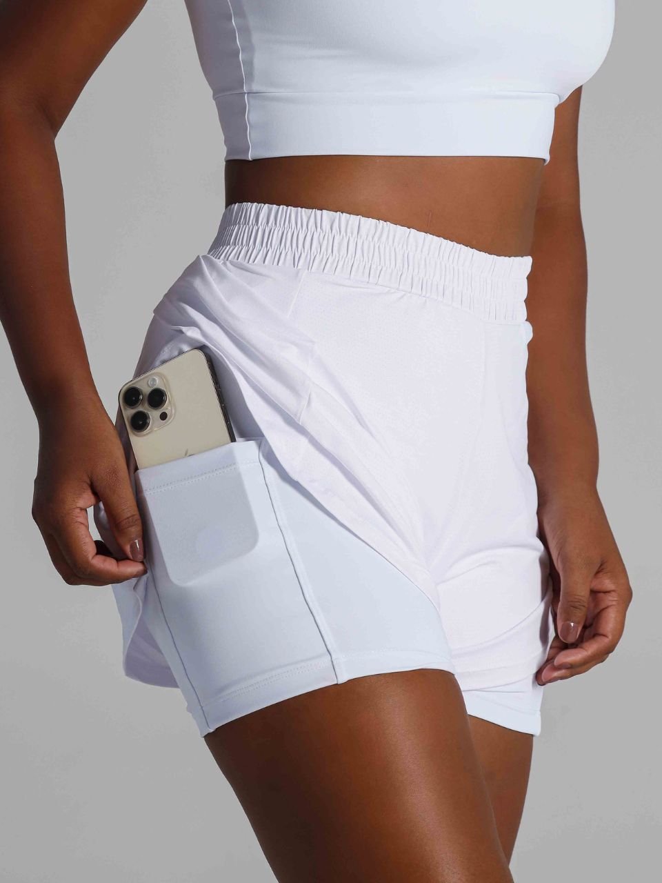 Short fitness com bermuda interna e bolsos laterais
