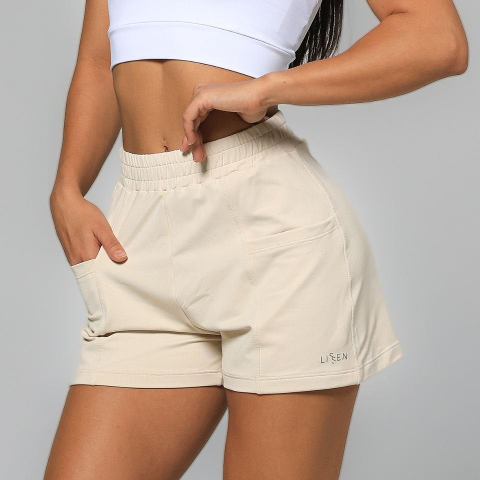 Short feminino comfy com elástico na cintura e bolsos frontais