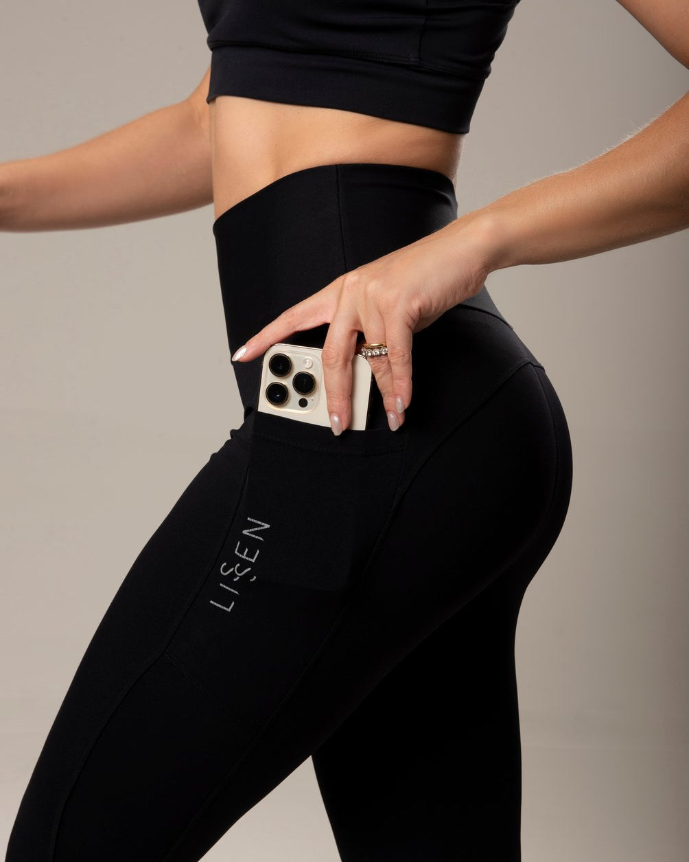 Legging fitness de média comprensão com dois bolsos laterais