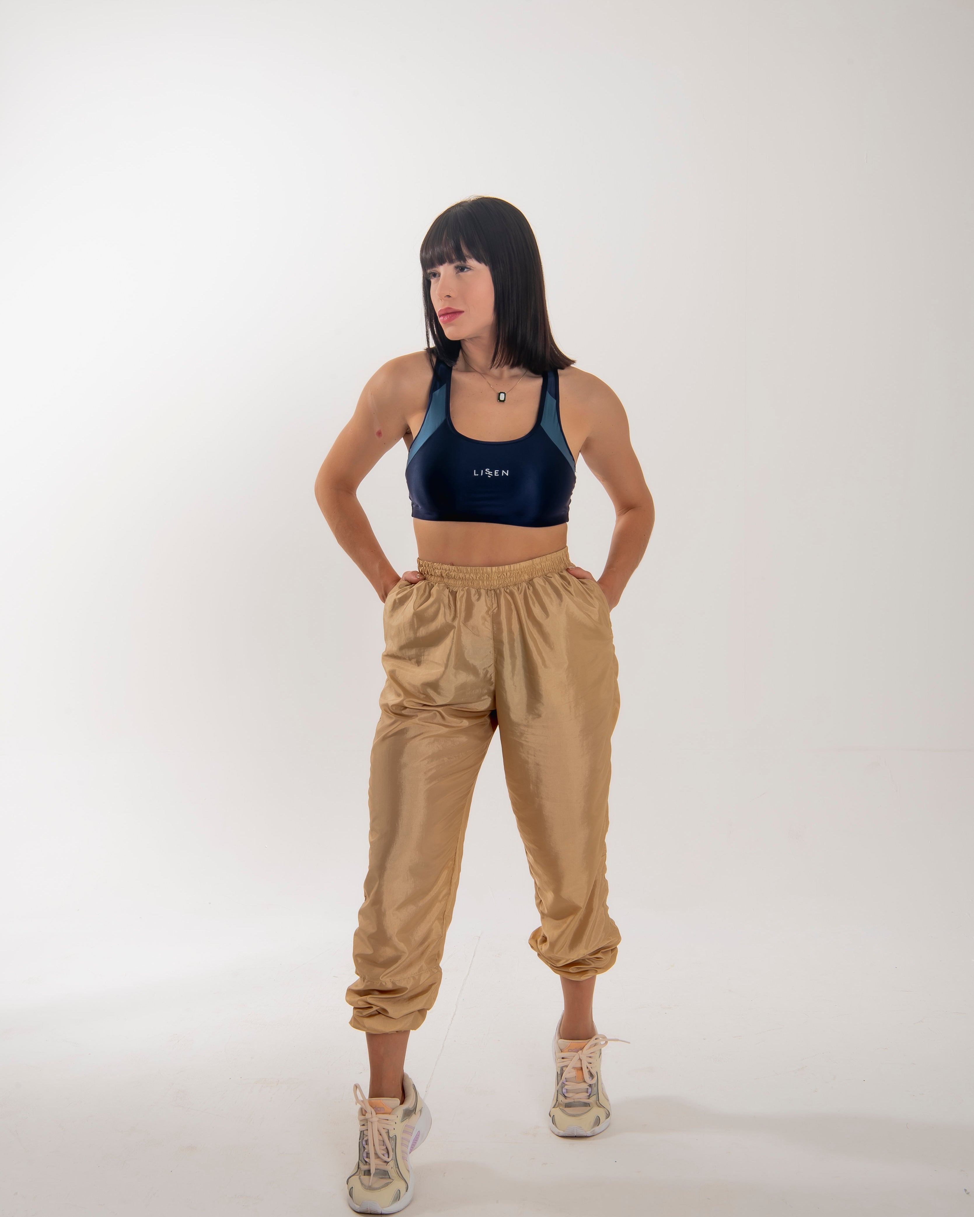Calça jogger Tafetá brilhoso com dois bolsos com zípers