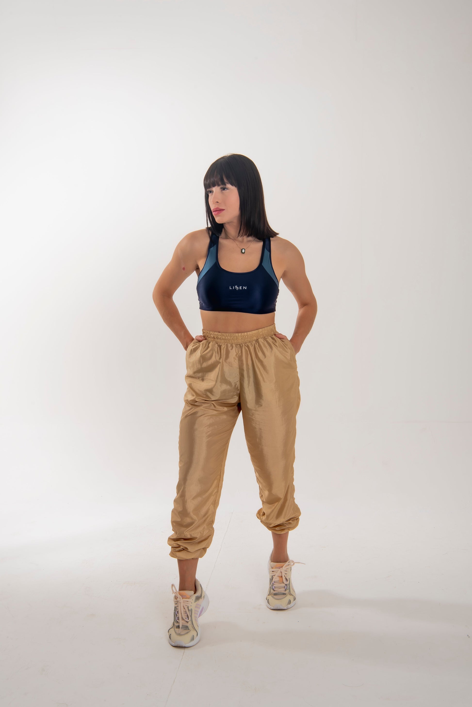 Calça jogger Tafetá brilhoso com dois bolsos com zípers