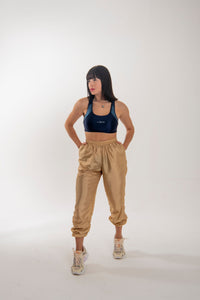 Calça jogger Tafetá brilhoso com dois bolsos com zípers