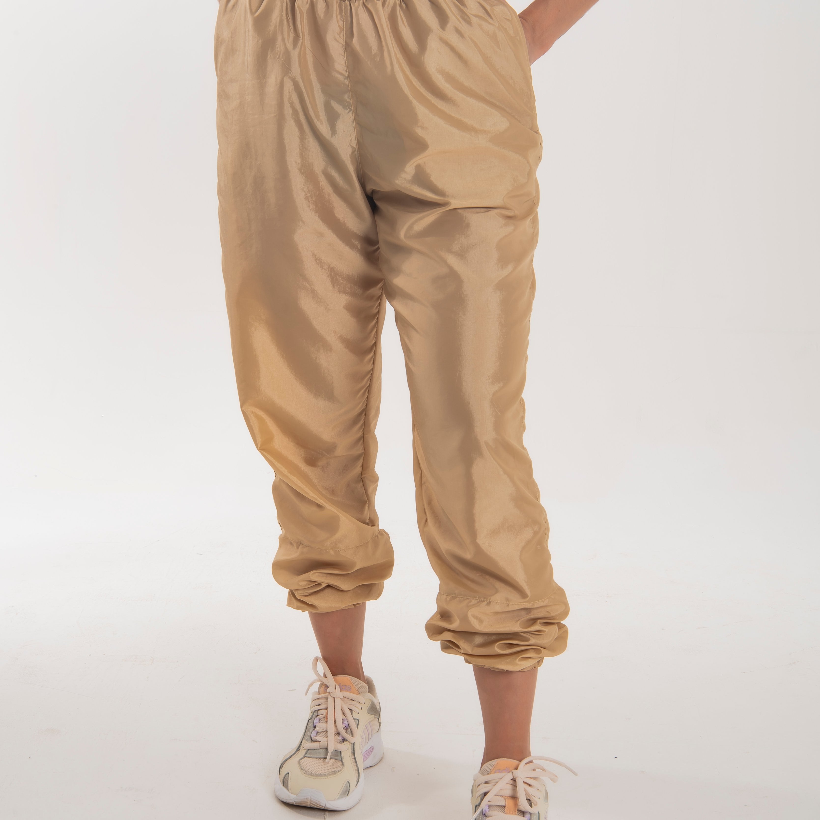 Calça jogger Tafetá brilhoso com dois bolsos com zípers