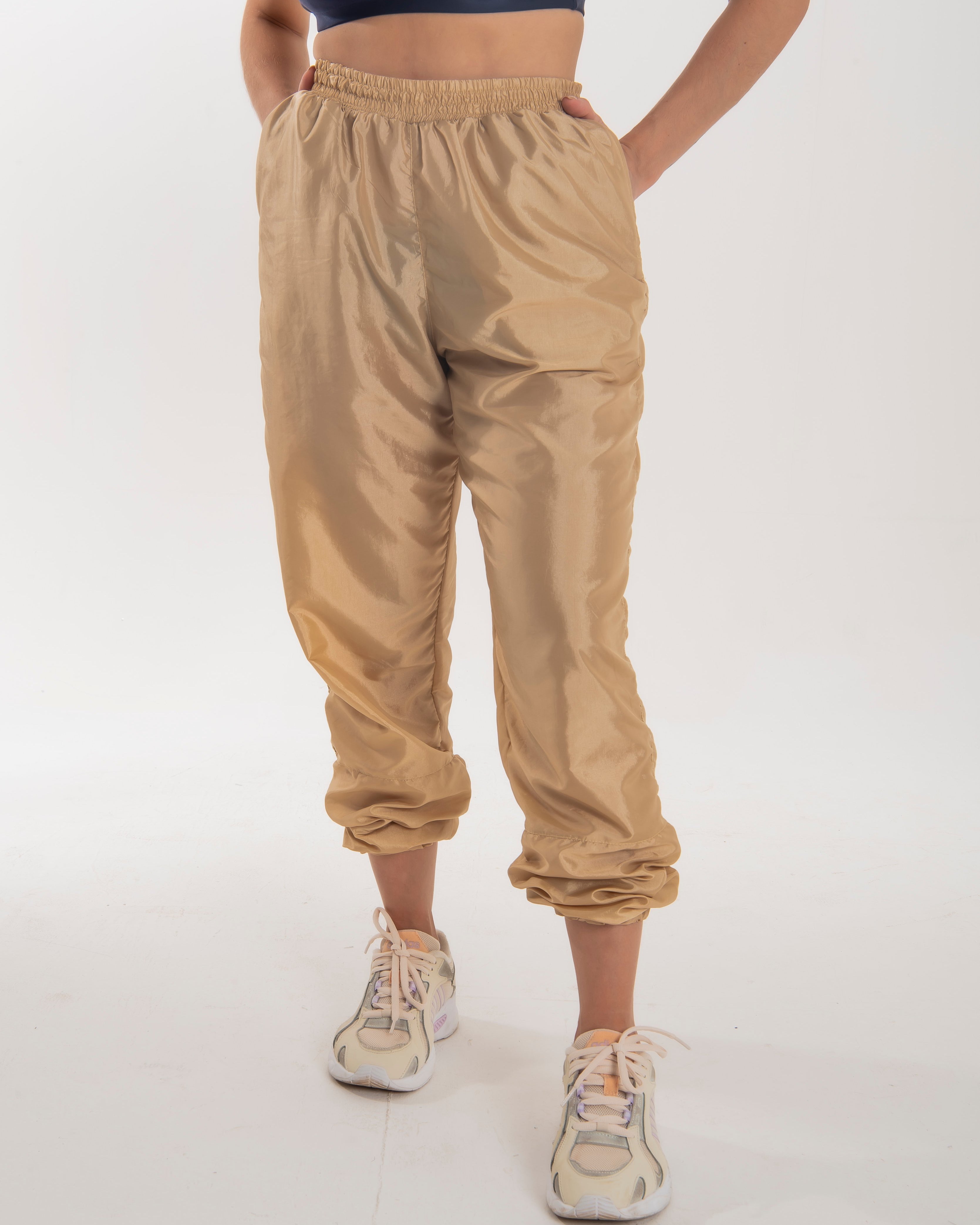 Calça jogger Tafetá brilhoso com dois bolsos com zípers