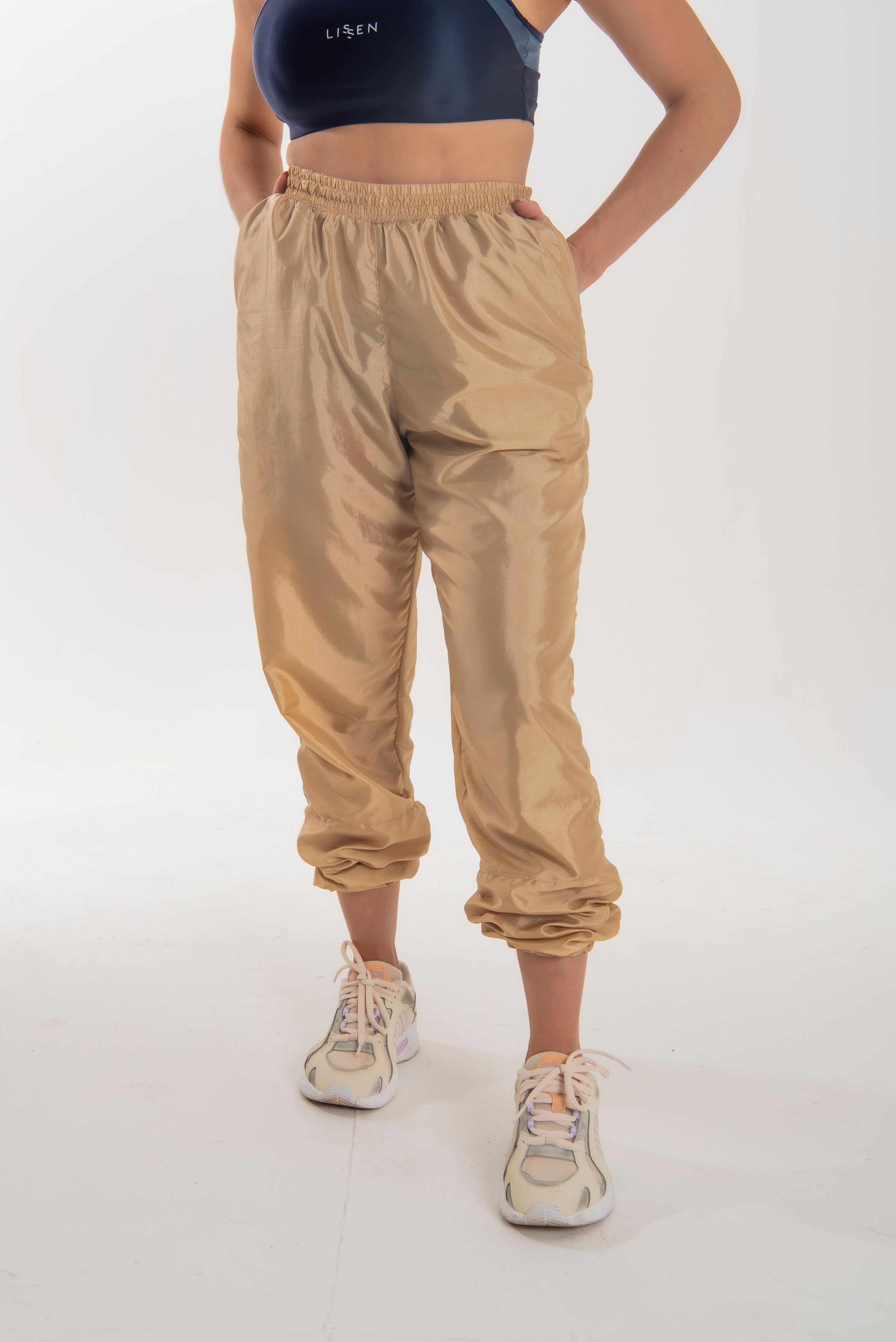 Calça jogger Tafetá brilhoso com dois bolsos com zípers
