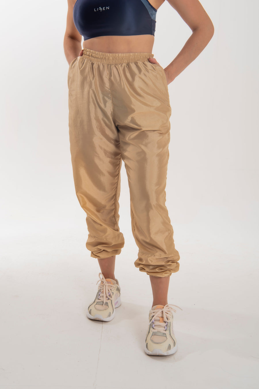 Calça jogger Tafetá brilhoso com dois bolsos com zípers