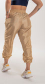 Calça jogger Tafetá brilhoso com dois bolsos com zípers