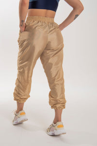 Calça jogger Tafetá brilhoso com dois bolsos com zípers