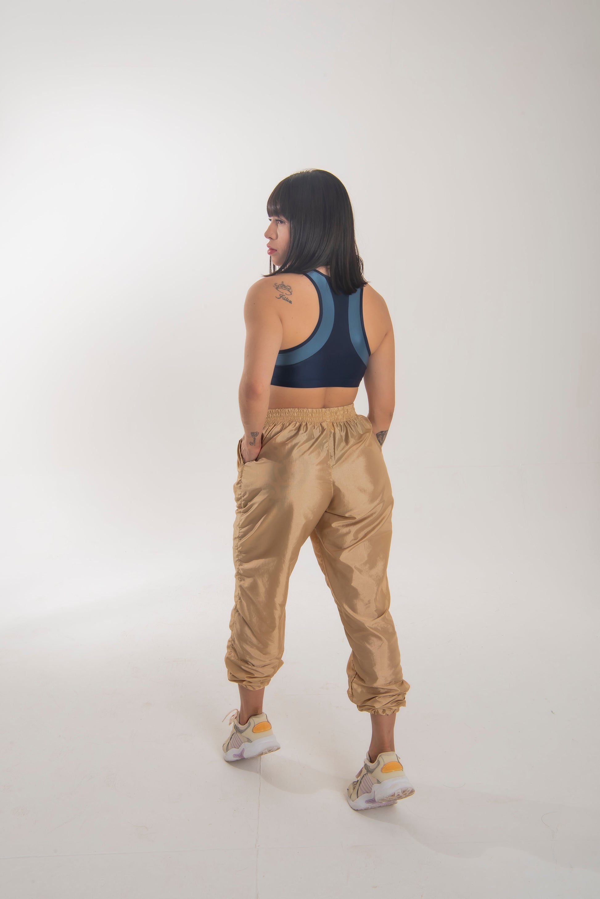 Calça jogger Tafetá brilhoso com dois bolsos com zípers