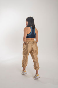Calça jogger Tafetá brilhoso com dois bolsos com zípers