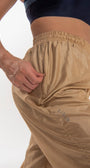 Calça jogger Tafetá brilhoso com dois bolsos com zípers