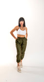 Calça jogger Tafetá brilhoso com dois bolsos com zípers