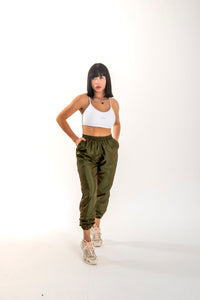 Calça jogger Tafetá brilhoso com dois bolsos com zípers