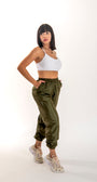 Calça jogger Tafetá brilhoso com dois bolsos com zípers
