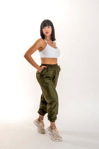 Calça jogger Tafetá brilhoso com dois bolsos com zípers