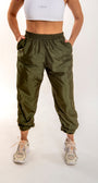 Calça jogger Tafetá brilhoso com dois bolsos com zípers