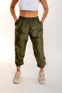 Calça jogger Tafetá brilhoso com dois bolsos com zípers