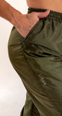 Calça jogger Tafetá brilhoso com dois bolsos com zípers