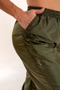 Calça jogger Tafetá brilhoso com dois bolsos com zípers