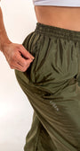 Calça jogger Tafetá brilhoso com dois bolsos com zípers