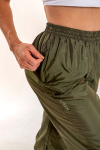 Calça jogger Tafetá brilhoso com dois bolsos com zípers