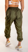 Calça jogger Tafetá brilhoso com dois bolsos com zípers