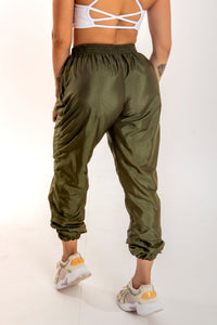 Calça jogger Tafetá brilhoso com dois bolsos com zípers