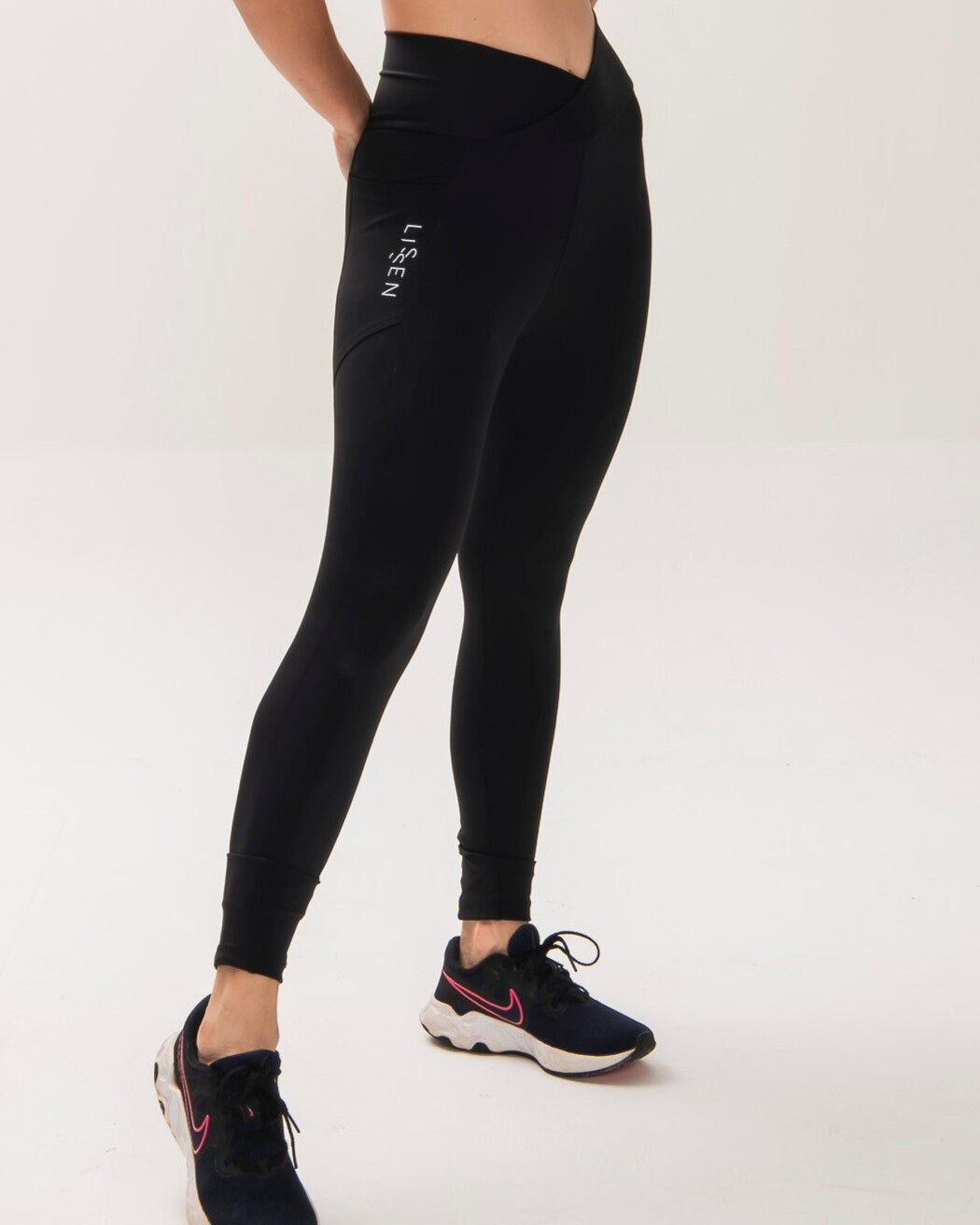 Legging cós alto cruzado de alta compressão e dois bolsos laterais | Tecnologia Emana ®