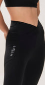 Legging cós alto cruzado de alta compressão e dois bolsos laterais | Tecnologia Emana ®