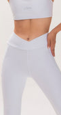 Legging cós alto cruzado de alta compressão e dois bolsos laterais | Tecnologia Emana ®